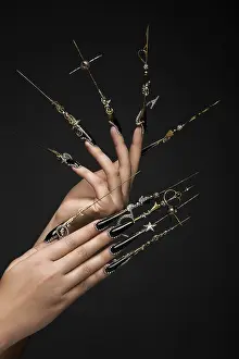 Artistic Manicure Drucke: Creative design of nails on female hands