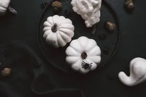Autumn Composition Drucke: Creative flat lay autumn composition