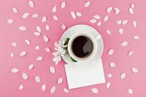 Flat Lay Coffee Cup Drucke: Creative flat lay concept top view of coffee cup