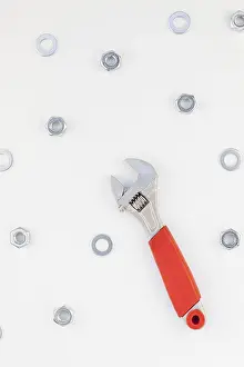 Drucke von Kreative Flachaufnahme von Metallmuttern und Zange auf weißem Hintergrund. Reparatur oder Verbesserung Oberblick-Konzept-Muster Minimalistische Kunstwerke Drucke: Kreative Flachaufnahme von Metallmuttern und Schraubendreher auf weißem Hintergrund.
