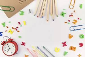 Flat Lay Studio Shot Drucke: Creative flat lay back to school concept with alarm clock