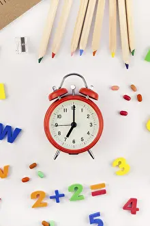 Copy Space Template Drucke: Creative flat lay back to school concept with alarm clock