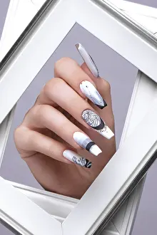 Creative Nail Art Drucke: Creative gradient design of nails on female hands