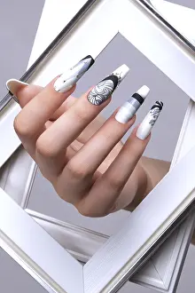 Female Hands Drucke: Creative gradient design of nails on female hands