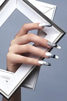 Studio Beauty Shots Drucke: Creative gradient design of nails on female hands