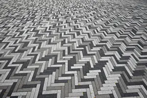 Drucke von Kreative Struktur mit Pflastersteinen auf dem Gehweg, Montreal, Provinz Québec, Kanada Montreal Drucke: Kreative Struktur mit Pflastersteinen auf Gehweg.