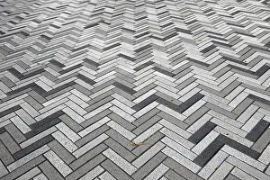 Drucke von Kreative Struktur mit Pflastersteinen auf dem Gehweg, Montreal, Provinz Québec, Kanada Montreal Drucke: Kreative Struktur mit Pflastersteinen auf Gehweg.
