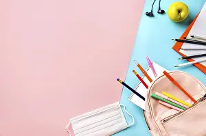 Back To School Concept Drucke: Creative student desk with protective mask