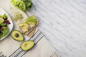 Business Attire Man Drucke: Crisp bread with avocado table