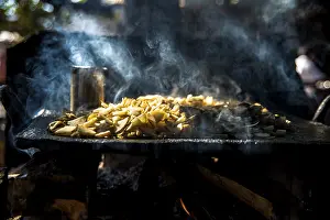 Southeast Asia Cuisine Drucke: Crisps frying over an open fire
