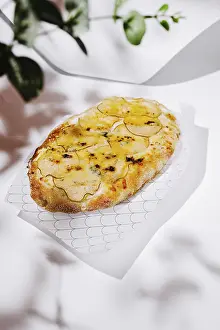 Healthy Meal Options Nutrition Drucke: Crispy flatbread topped with thinly sliced pears and melted cheese