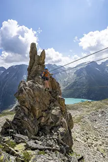 Caucasian Female Hiker Drucke: Crocodile rock formation