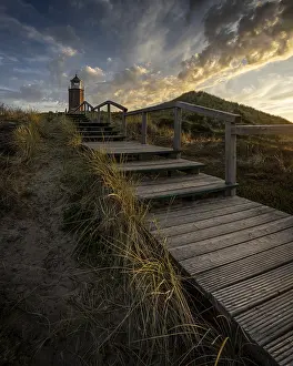 Leuchttürme Drucke: Kreuzlicht, Leuchtturm mit Sanddüne im Abendlicht.