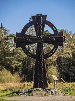 Uninhabited Scottish Village Drucke: Cross in the pilgrimage pathway