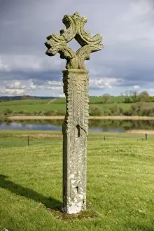 Drucke von Kreuz in St. Marien Augustiner Priorat, Augustinermönchstift St. Maria, Devenish-Insel, Lough Erne, County Fermanagh, Nordirland, Großbritannien Kreuz in St Fermanagh Drucke: Kreuz in St. Marien Augustiner Priorat