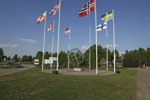 Gerahmter Druck : Überschreitung des Polarkreises in Pello, mit Replik eines Globus, Lappland, Finnland, Skandinavien Gerahmter Druck : Überschreitung des Polarkreises in Pello, mit Replik eines Globus, Lappland, Finnland, Skandinavien