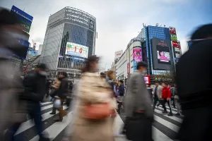Long Exposure Images Drucke: Crowd crossing zebra crossing on a large intersection