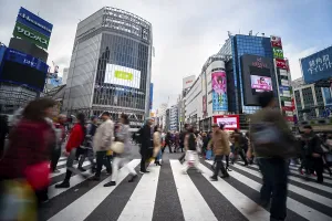 Colorful Cityscape Drucke: Crowd crossing zebra crossing on a large intersection