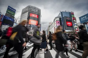 Crowded City Streets Drucke: Crowd crossing zebra crossing on a large intersection