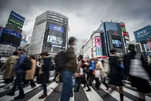 Zebra Crossing Drucke: Crowd crossing zebra crossing on a large intersection