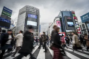 Zebra Crossing Drucke: Crowd crossing zebra crossing on a large intersection