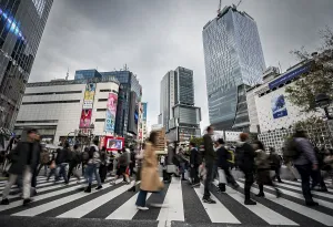 Long Exposure Images Drucke: Crowd crossing zebra crossing on a large intersection