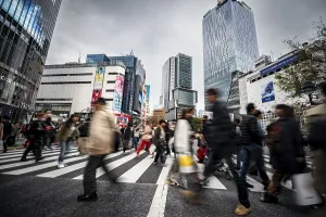 Road Traffic Congestion Drucke: Crowd crossing zebra crossing on a large intersection