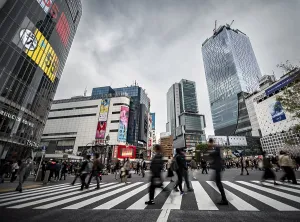 Long Exposure Images Drucke: Crowd crossing zebra crossing on a large intersection