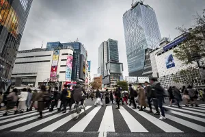 Zebra Crossing Drucke: Crowd crossing zebra crossing on a large intersection