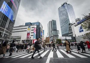 Colorful Cityscape Images Drucke: Crowd crossing zebra crossing on a large intersection