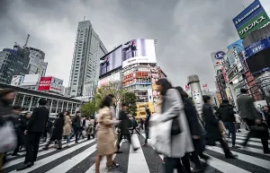 Zebra Crossing Drucke: Crowd crossing zebra crossing on a large intersection