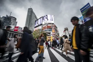 Long Exposure Images Drucke: Crowd crossing zebra crossing on a large intersection