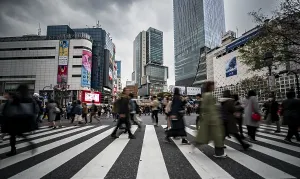 Japanese Cityscape Drucke: Crowd crossing zebra crossing on a large intersection