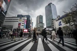 Long Exposure Road Traffic Drucke: Crowd crossing zebra crossing on a large intersection