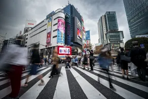 Zebra Crossing Drucke: Crowd crossing zebra crossing on a large intersection
