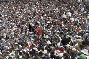 Mixed Age Group Photo Drucke: Crowd of people (spectators)