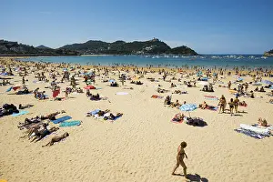 Beachfront In Spain Drucke: Crowded beach with people in August