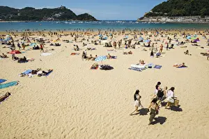 Basque Country Coast Drucke: Crowded beach with people in August
