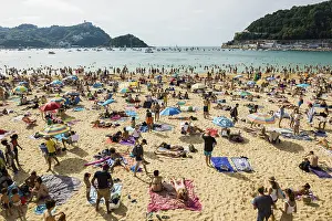 Spanish Coastal Towns Drucke: Crowded beach with people in August