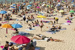 San Sebastian Beach Drucke: Crowded beach with people in August