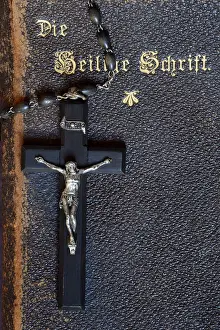 Religious Figure Drucke: Crucifix on Bible, Holy Scripture