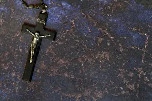 Christian Symbolism Drucke: Crucifix on a dark background