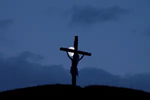 Christian Crucifix Drucke: Crucifix by moonlight