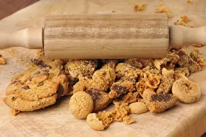 Kitchen Utensils For Baking Drucke: Crush biscuits for cake base