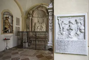 Pillar Halls And Corridors Drucke: Crypt arcades, grave counters in the arcade of St