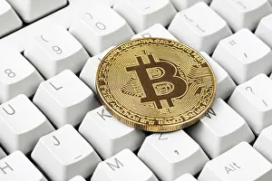 Bitcoin Symbol Drucke: Cryptocurrency on computer keyboard