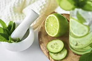 Refreshing Summer Drinks Drucke: Cucumber, lime and mint lemonade