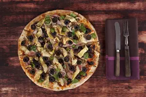 Pizza Studio Shot Drucke: Culinary pizza eating, rustic style