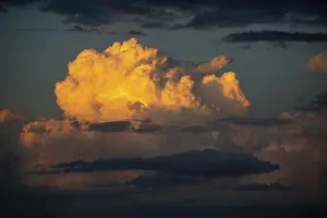 Gloomy Weather Forecast Drucke: Cumulonimbus thundercloud at sunset with dramatic sky in front of a thunderstorm