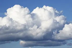 Blue Sky Europe Drucke: Cumulus clouds in the blue sky